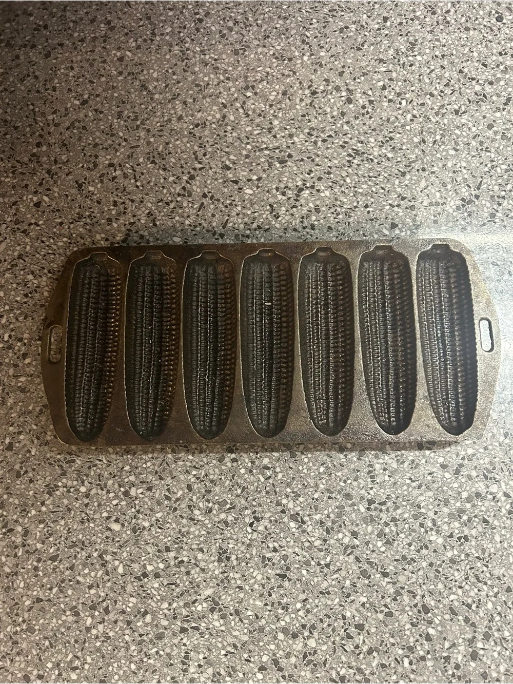 Vintage 7-Ear Cast Iron Cornbread Pan